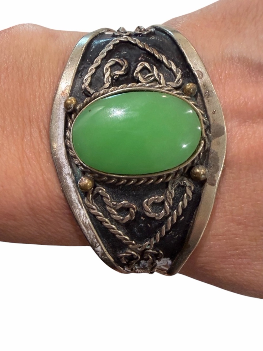 Vintage 
Southwestern Style Silver-Plated
Cuff Bracelet Lime Green Glass
Cabocho
